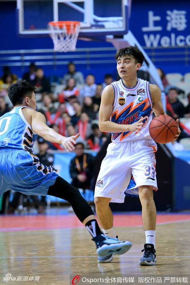 沪上双塔力压京城独苗,上海复仇夜张兆旭化身关键先生 汉密尔顿在三人合围中拼下前场篮板,落地后的他眼中满是不甘,双拳难敌四手正是他今晚最真实的写照。