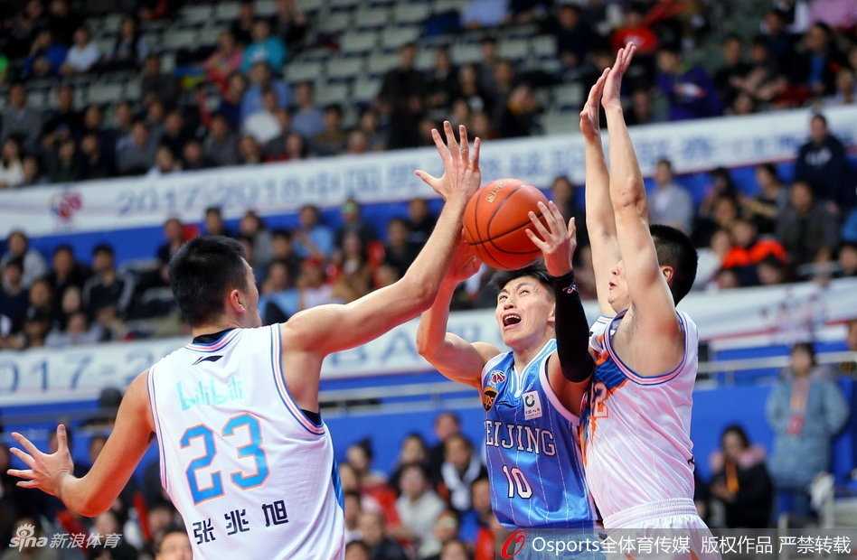 沪上双塔力压京城独苗,上海复仇夜张兆旭化身关键先生 张兆旭在朱彦西头顶完成双手补扣,整个篮筐都在震颤,这一扣仿佛扣碎了北京队反扑的希望。