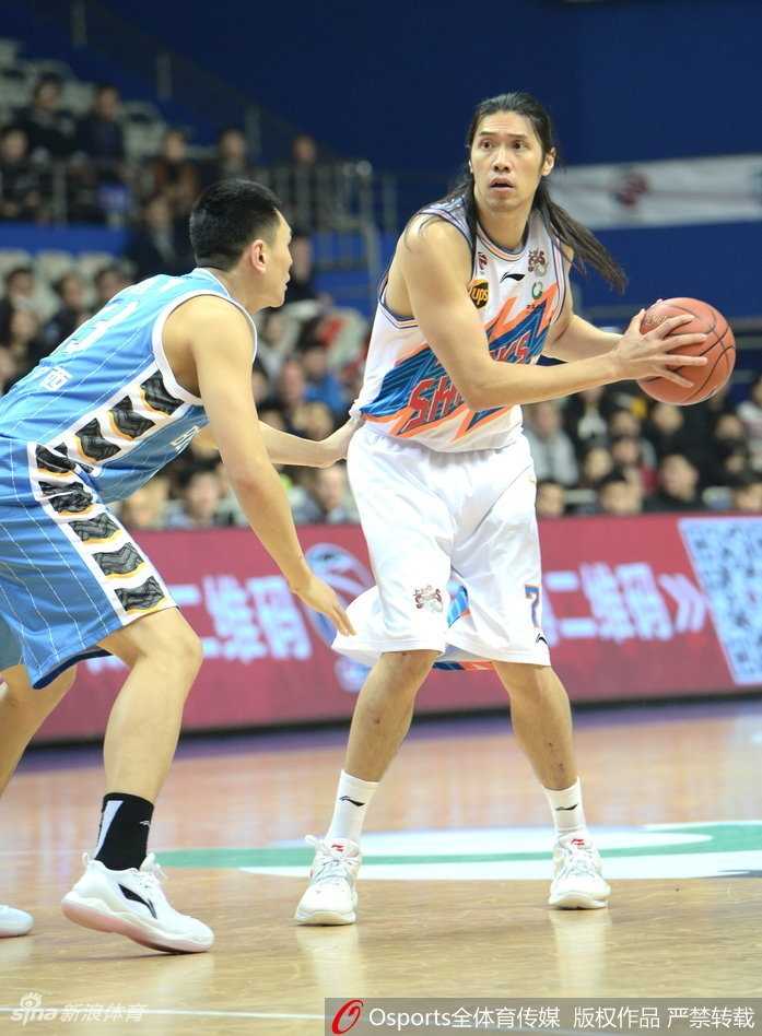 沪上双塔力压京城独苗,上海复仇夜张兆旭化身关键先生 弗雷戴特在翟晓川头上强行出手,皮球划出一道美丽的弧线,仿佛带着复仇的火焰穿网而过。