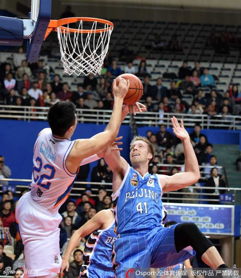 沪上双塔力压京城独苗,上海复仇夜张兆旭化身关键先生 刘晓宇持球面对旧主的严密防守,眼神中充满复杂情绪,这一夜他的每一次运球都伴随着源深体育馆的嘘声与叹息。