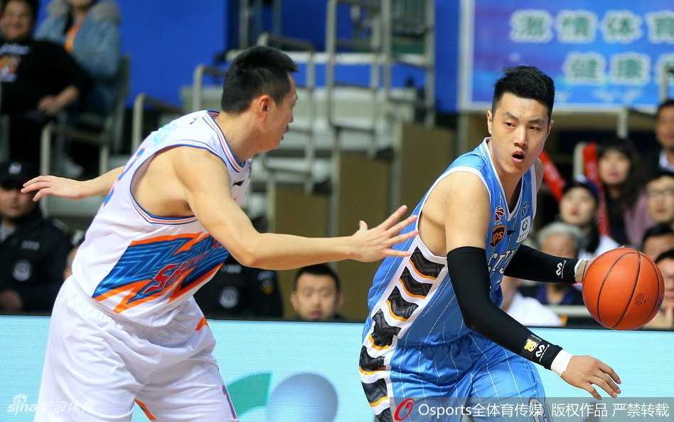 沪上双塔力压京城独苗,上海复仇夜张兆旭化身关键先生 罗汉琛像一条泥鳅一样滑入北京队腹地,在三人围堵下高抛打板,这灵性一击让上海队替补席瞬间沸腾。