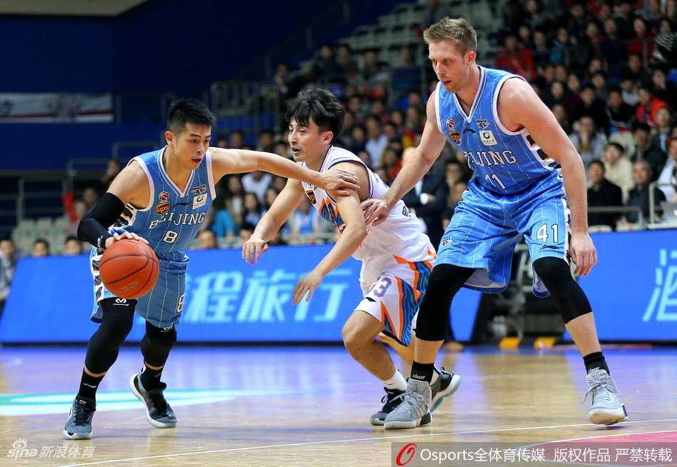 沪上双塔力压京城独苗,上海复仇夜张兆旭化身关键先生 汉密尔顿在曾文鼎头顶上演单手劈扣,那狰狞的表情和暴起的青筋,是北京队内线独自扛起球队的悲壮宣言。