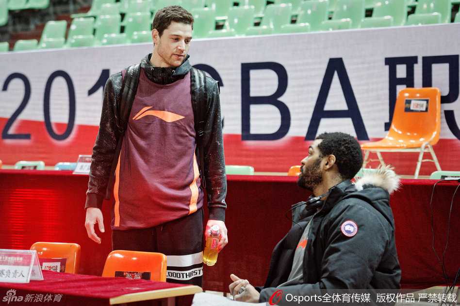 沪上双星闪耀,鲨气重现 刘晓宇在训练中全神贯注,运球突破,作为球队的大脑,他的每一个决策都关乎着进攻的流畅度。