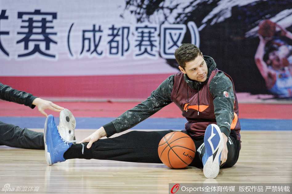 沪上双星闪耀,鲨气重现 在训练间隙,弗雷戴特与另一位外援亚布塞莱亲切交流,两人比划着手势,正在商讨如何打出更有杀伤力的配合。