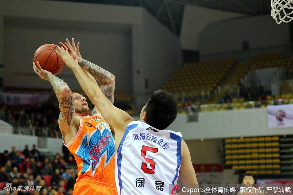 沪上双雄会惊天逆转 明纳拉斯率上海浴血津门取首胜 上海队大外援明纳拉斯在比赛中高高跃起,手臂舒展如满弓,将篮球稳稳送入篮筐,眼神中燃烧着反攻的熊熊火焰。