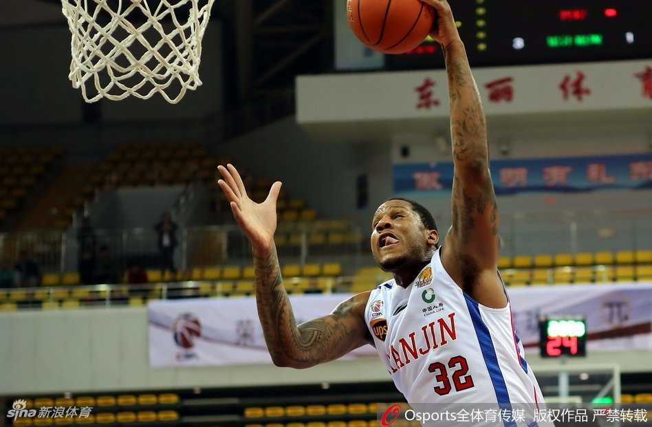 沪上双雄会惊天逆转 明纳拉斯率上海浴血津门取首胜 上海男篮球员在天津客场陷入苦战,开局阶段面对主队猛烈进攻显得步履蹒跚,神情严峻地组织着每一次进攻。