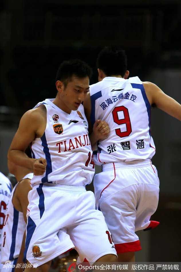 沪上双雄会惊天逆转 明纳拉斯率上海浴血津门取首胜 天津队外援杰特运球突破,遭遇上海男篮多人包夹防守,他在人缝中寻找传球路线,脸上写满了不甘与焦急。