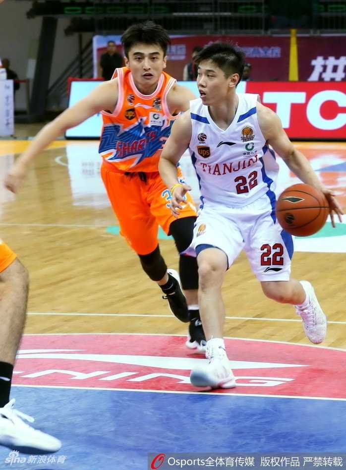 沪上双雄会惊天逆转 明纳拉斯率上海浴血津门取首胜 上海队小外援弗雷戴特命中关键三分后,握拳怒吼,与队友撞胸庆祝,激情四溢的场面点燃了全场上海队球员的斗志。