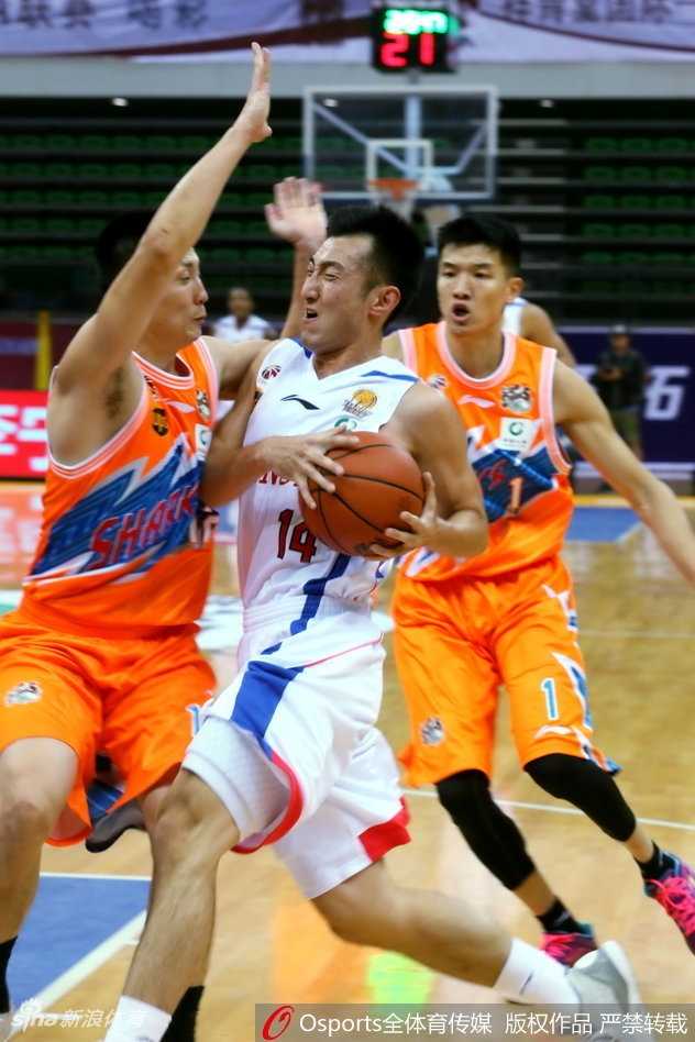 沪上双雄会惊天逆转 明纳拉斯率上海浴血津门取首胜 上海队后卫罗汉琛如闪电般突破天津队防线,在空中与防守球员发生身体接触后,依然顽强地将球抛向篮筐,动作充满张力。