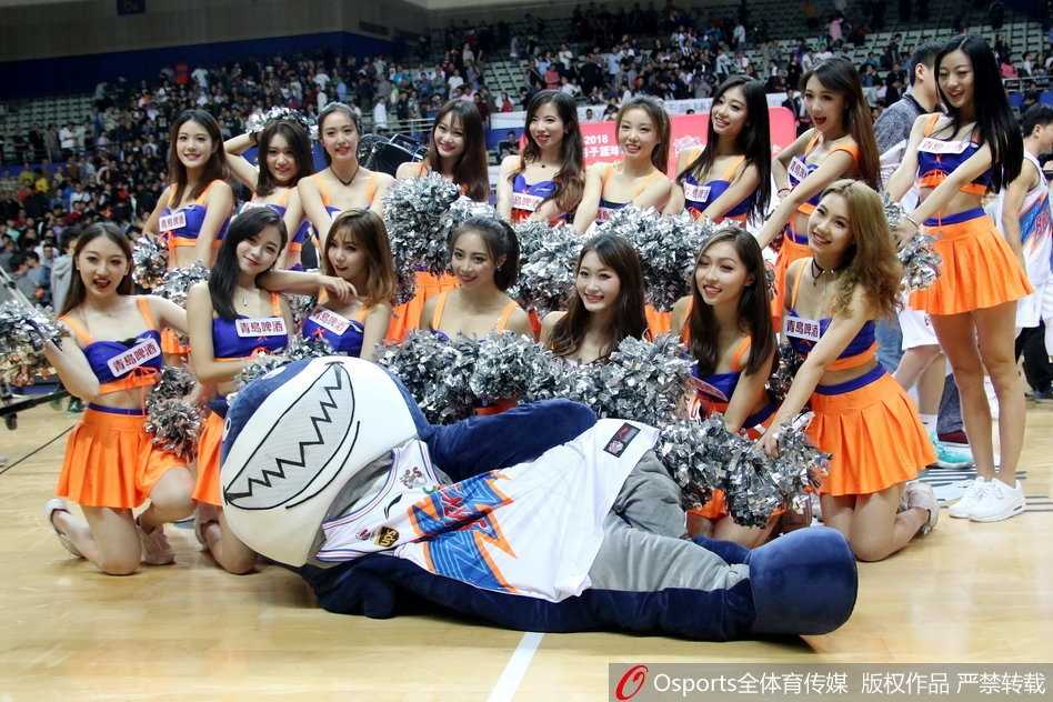 沪上夜战,热舞点燃源深:篮球宝贝与“弗神”共谱胜利夜曲 表演结束后,几位宝贝在球员通道入口合影留念,她们穿着帅气的白色外套,对着镜头做出俏皮的手势,汗水还挂在脸颊上,但眼神中闪烁着对这份舞台的无限热爱与眷恋。