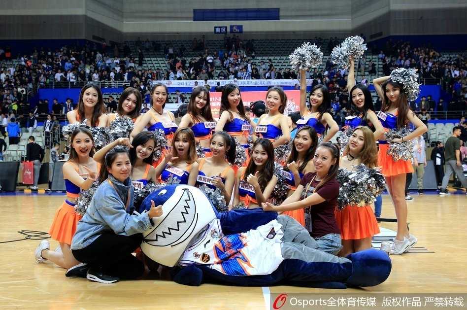 沪上夜战,热舞点燃源深:篮球宝贝与“弗神”共谱胜利夜曲 胜利的喜悦感染着每一个人,篮球宝贝们手拉手向四面看台鞠躬致意,她们脸上洋溢着灿烂的笑容,仿佛在说,这场胜利也属于所有支持球队的人,那份真诚足以融化一切疲惫。