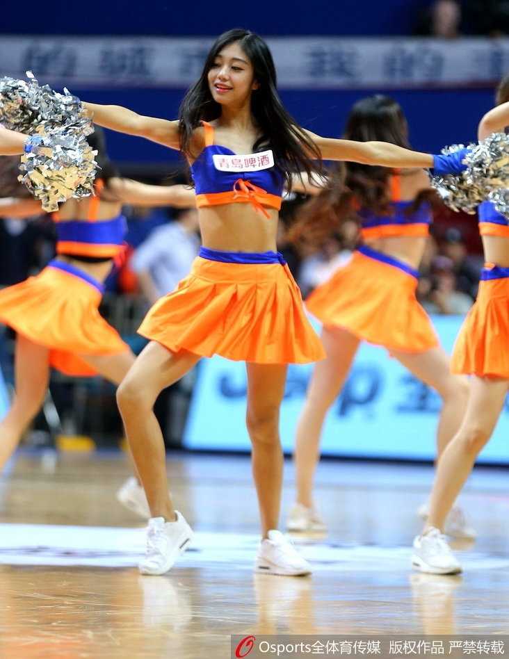 沪上夜战,热舞点燃源深:篮球宝贝与“弗神”共谱胜利夜曲 在比赛暂停的间隙,宝贝们迅速变换队形,她们背对背站立,随着鼓点的加快,突然转身甩头,长发在空中飞扬,青春活力的气息扑面而来,让紧张的赛场瞬间变成了欢腾的派对。