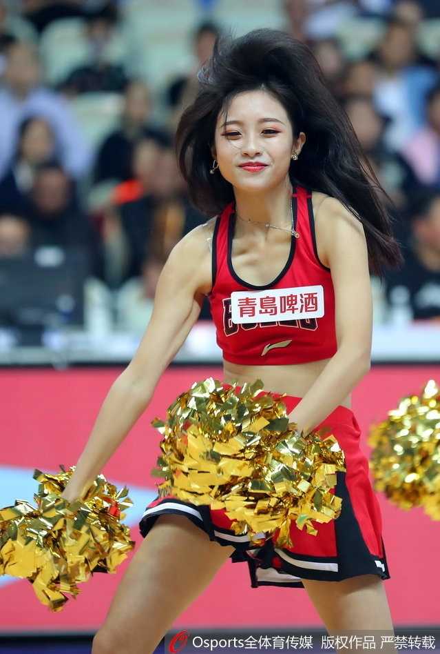 沪上夜战,热舞点燃源深:篮球宝贝与“弗神”共谱胜利夜曲 伴随着动感的节奏,篮球宝贝们扎着利落的马尾,身着亮片装饰的队服,在赛场中央腾空跃起,每一个动作都充满了力量与美感,瞬间点燃了全场观众的激情。