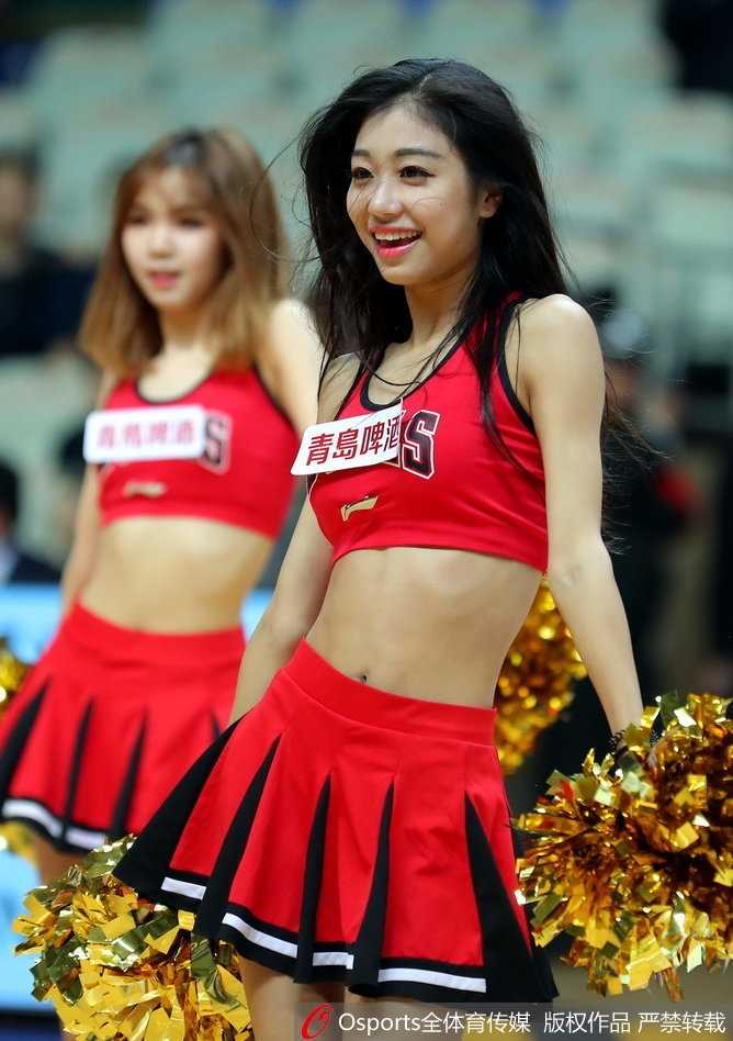 沪上夜战,热舞点燃源深:篮球宝贝与“弗神”共谱胜利夜曲 中场休息时,宝贝们换上了红白相间的动感装束,她们排成一列,随着嘻哈音乐的节拍整齐地律动,修长的身影在聚光灯下勾勒出青春最美好的轮廓,引得看台上闪光灯一片。