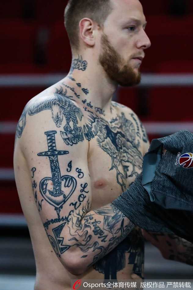 沪上夜灯下的刺青与倔强大鲨鱼季后赛边缘的最后一搏 明纳拉斯拉伸时无意露出花臂纹身,肌肉线条分明,仿佛一头蓄势待发的猛兽在战前磨砺利爪。