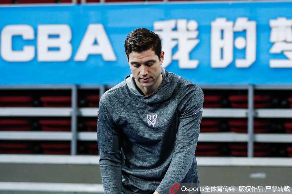 沪上夜灯下的刺青与倔强大鲨鱼季后赛边缘的最后一搏 蔡亮在三分线外接球就投,出手瞬间皮球离开指尖,划过一道优美的弧线飞向篮筐,点燃场边替补席的期待。