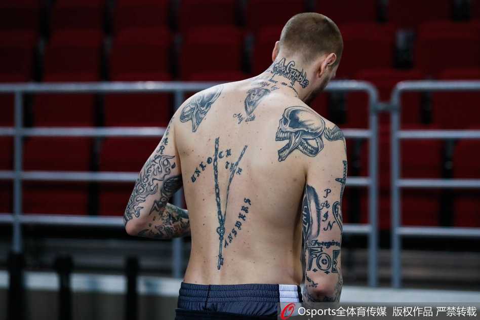 沪上夜灯下的刺青与倔强大鲨鱼季后赛边缘的最后一搏 全队训练结束后围成一圈,手臂相搭彼此鼓劲,团结的气势仿佛要将训练馆的屋顶掀翻,迎接即将到来的恶战。