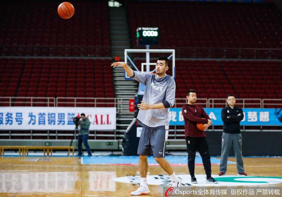 沪上夜灯下的刺青与倔强大鲨鱼季后赛边缘的最后一搏 罗汉琛持球快速切入,面对防守悍将毫不畏惧,以灵动步伐撕开防线,如利刃般直插对手腹地。