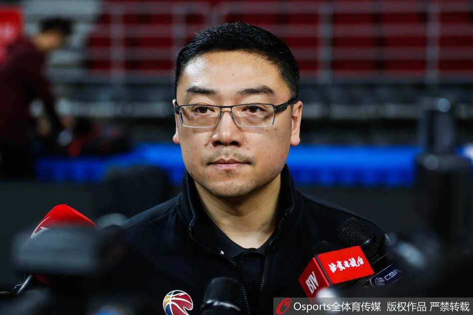 沪上夜灯下的刺青与倔强大鲨鱼季后赛边缘的最后一搏 主教练刘鹏双手抱胸伫立在场边,目光如炬地巡视着场上的每一次攻防转换,神情严肃中透着焦虑。