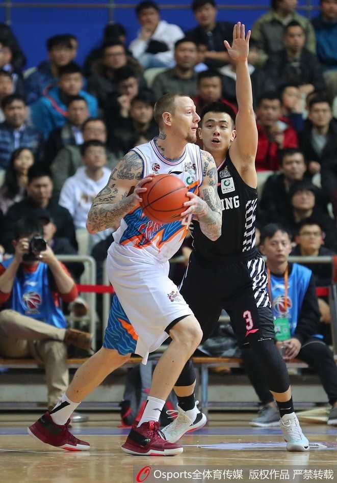 上海队董瀚麟与辽宁队钟诚在篮下争抢篮板，两人手臂交织在一起，充满了力量与对抗。