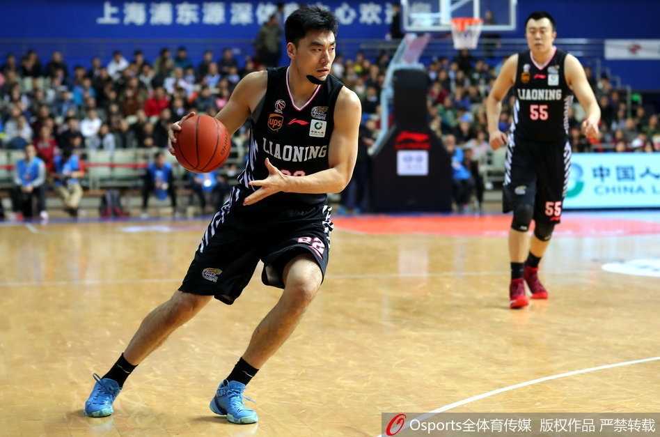 辽宁队外援巴斯迎着防守球员，高高跃起，以一记势大力沉的单手劈扣炸裂篮筐。