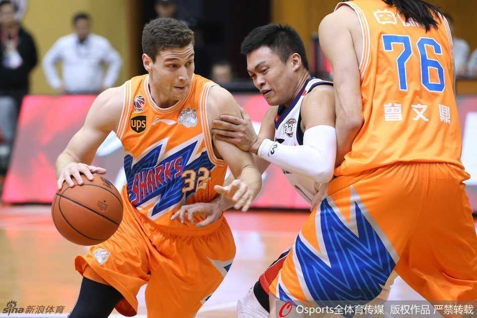沪上烽火与川军铁骑:回顾CBA经典赛季的本土力量与外援狂潮 寂寞大神弗雷戴特如闪电般持球突破,防守球员只能望其项背,整个球馆都为他的得分盛宴而沸腾