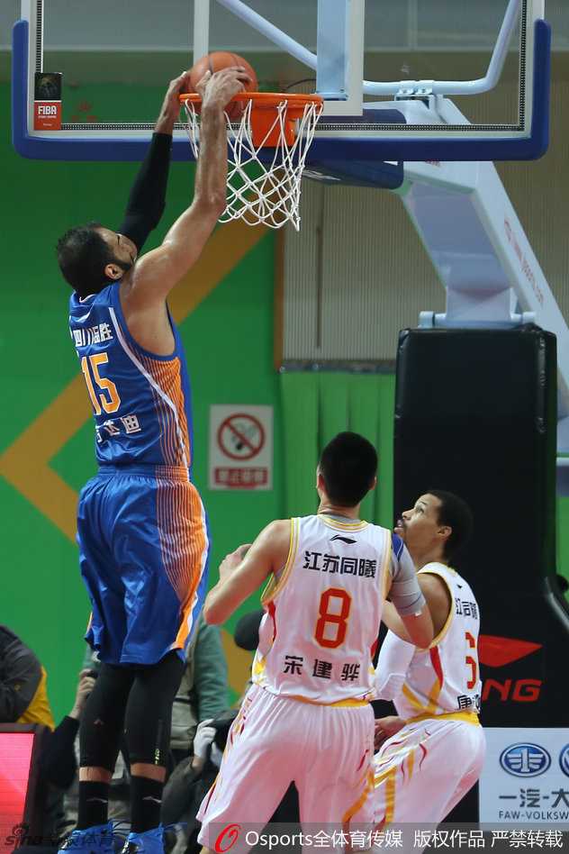 沪上烽火与川军铁骑:回顾CBA经典赛季的本土力量与外援狂潮 哈达迪在张兆旭和曾文鼎的双人夹击下送出妙传,作为内线轴心盘活全队进攻