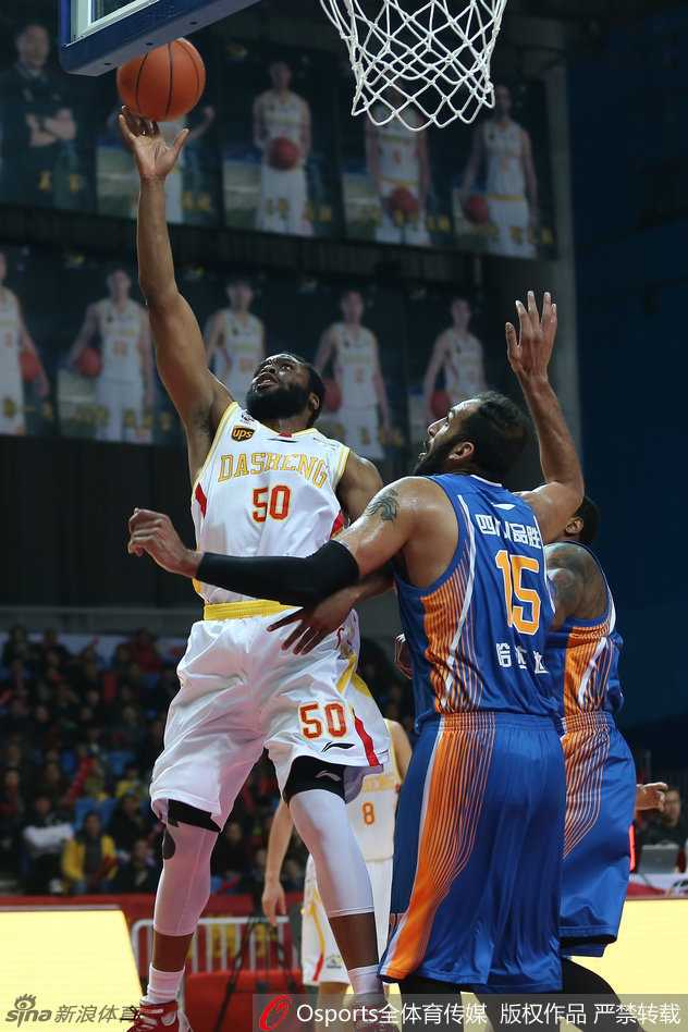 沪上烽火与川军铁骑:回顾CBA经典赛季的本土力量与外援狂潮 八一队新星邹雨宸迎着防守高高跃起,完成一记技惊四座的篮下跳投,青春力量势不可挡