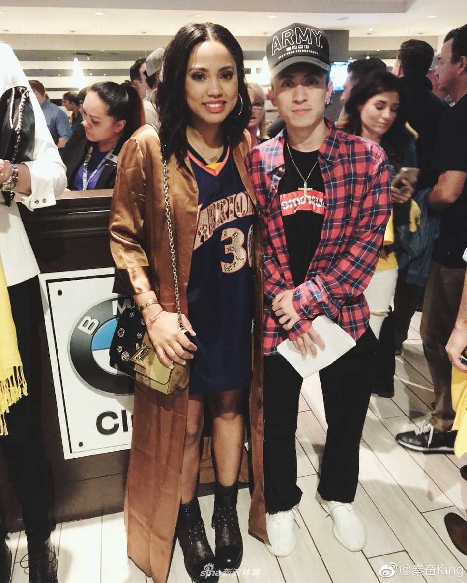 沪上神秘富二代秦奋的篮球情结:从三十万场边座到黄金联赛冠军 秦奋头戴黑色棒球帽,身穿白色T恤,在球场通道内回头凝望,眼神中透露出对刚刚结束的总决赛的回味与专注,背后是甲骨文球馆醒目的标识。