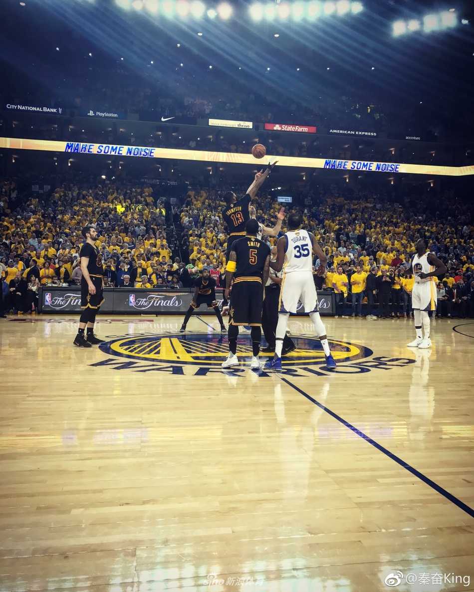 沪上神秘富二代秦奋的篮球情结:从三十万场边座到黄金联赛冠军 赛场边的秦奋正与友人交流,他戴着时尚的墨镜和棒球帽,面带微笑,轻松惬意,背景是热闹的球迷看台,仿佛将场边的奢华看球体验定格在了这一刻。