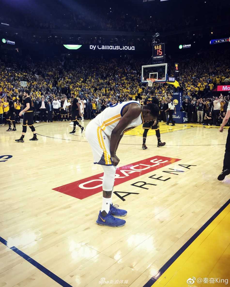 沪上神秘富二代秦奋的篮球情结:从三十万场边座到黄金联赛冠军 夺冠后的KINGS队在赛场合影,秦奋站在队友中间,手捧冠军锦旗,尽管面带疲惫却难掩喜悦之情,白色的冠军T恤映衬着他们此刻无上的荣耀。