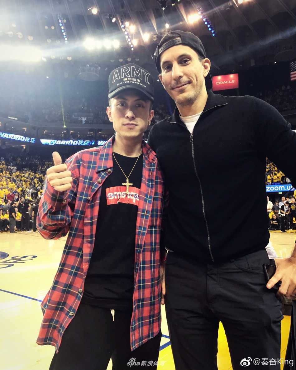 沪上神秘富二代秦奋的篮球情结:从三十万场边座到黄金联赛冠军 勇士主场夺冠瞬间,漫天金色彩带飞舞,秦奋坐在价值不菲的场边席位上,目光灼灼地注视着球场中央狂欢的球员,脸上洋溢着如愿以偿的激动神情。