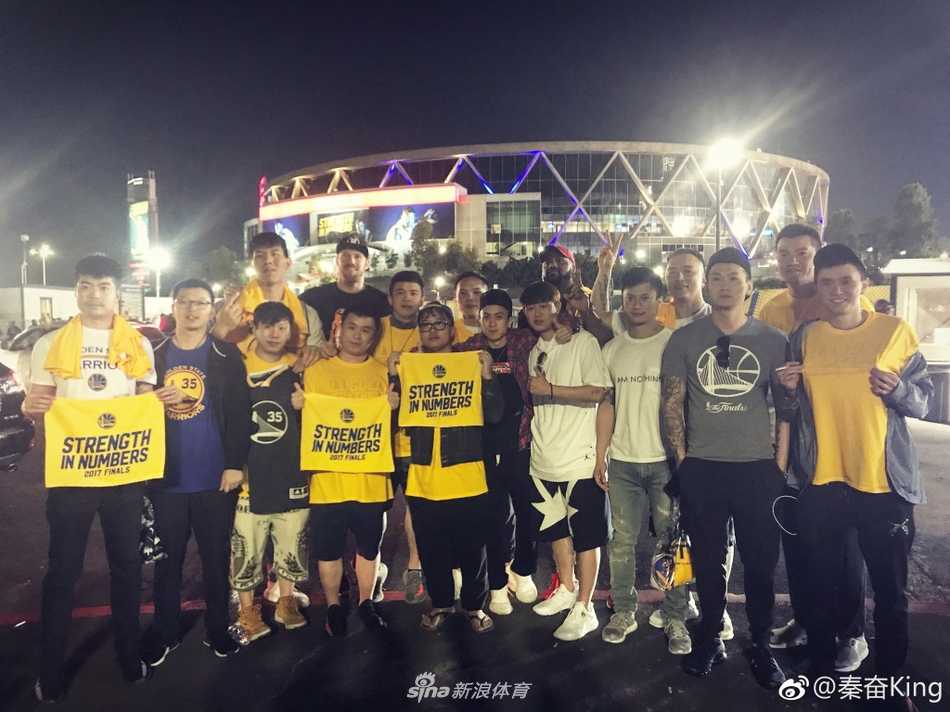 沪上神秘富二代秦奋的篮球情结:从三十万场边座到黄金联赛冠军 在3X3黄金联赛的赛场上,秦奋身穿黑色球衣专注运球突破,面对防守球员的贴身紧逼,他压低重心,眼神犀利,展现出与场边观战时截然不同的竞技状态。