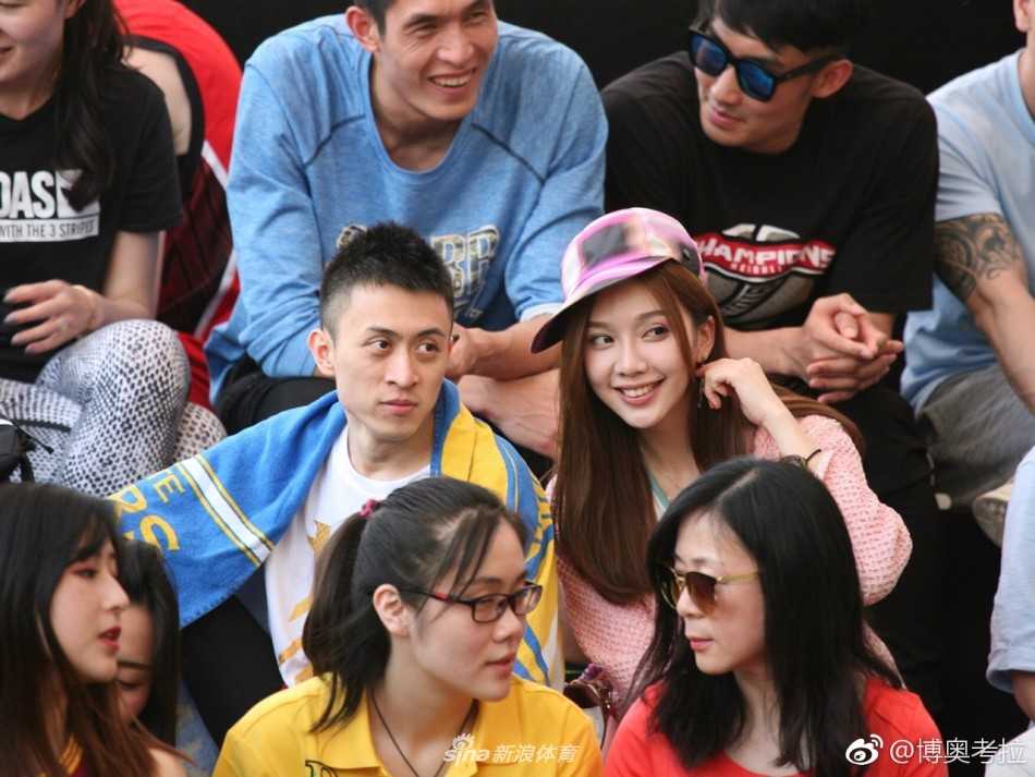 沪上神秘富二代秦奋的篮球情结:从三十万场边座到黄金联赛冠军 球馆通道内,秦奋身背双肩包,一手拿着手机,一手拿着饮料,神态轻松自然,仿佛只是一个普通的篮球爱好者刚刚看完一场精彩的比赛,准备离场。