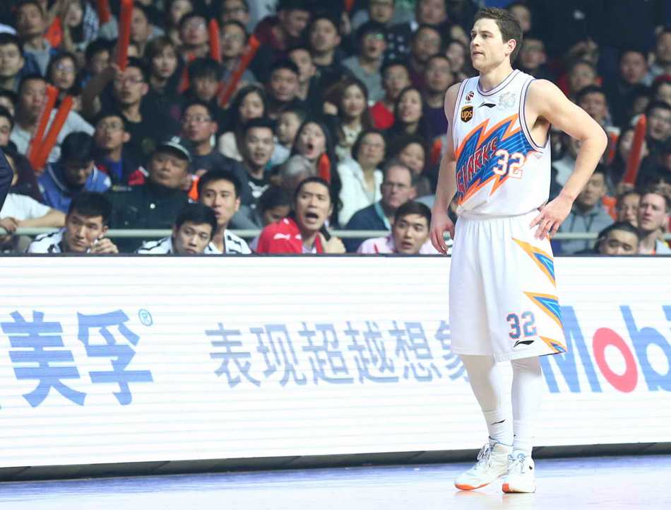 沪上风云:绝杀悬案与加时血战 寂寞大神弗雷戴特在对手的严防死守下强行突破,眼神中充满了必胜的坚定信念