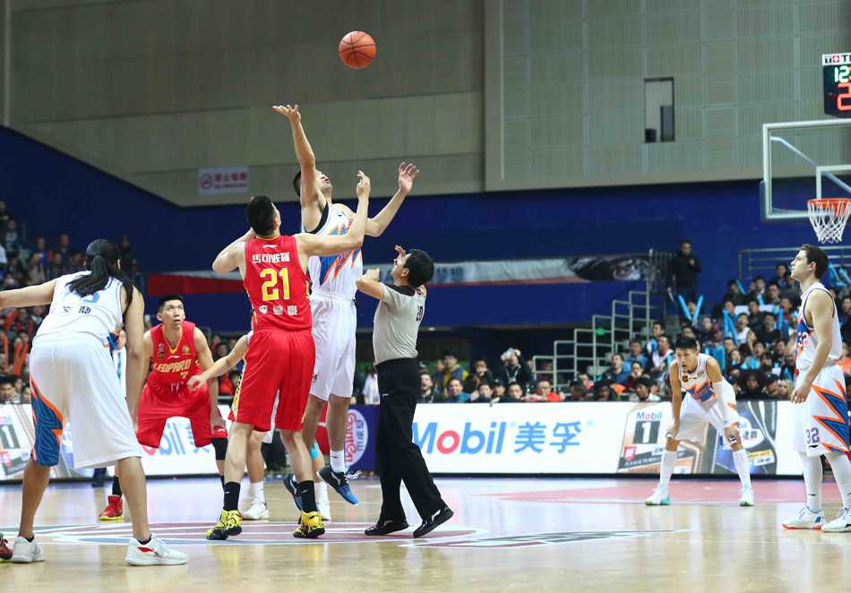 沪上风云:绝杀悬案与加时血战 争议判罚发生后,当值主裁判被情绪激动的深圳队球员团团围住,场面一度混乱失控