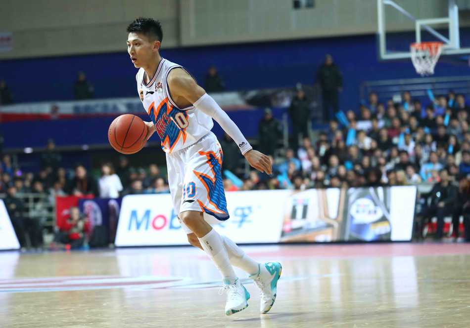 沪上风云:绝杀悬案与加时血战 加时赛关键时刻,弗雷戴特与队友张兆旭用力击掌,相互鼓励,这是属于团队的胜利