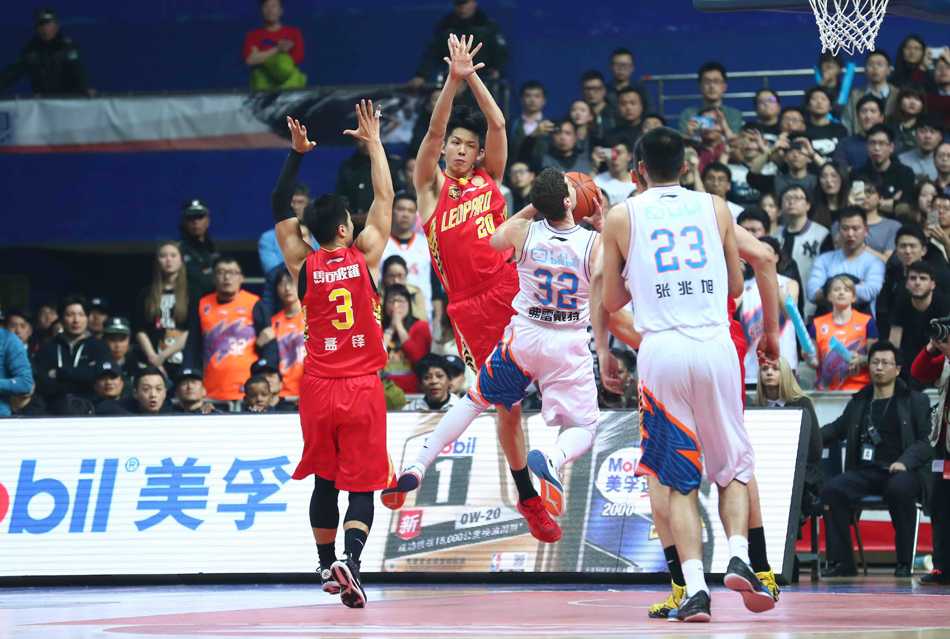 沪上风云:绝杀悬案与加时血战 上海队后卫刘晓宇面对防守悍将,做出帅气的交叉步突破,犹如利刃般直插对手腹地