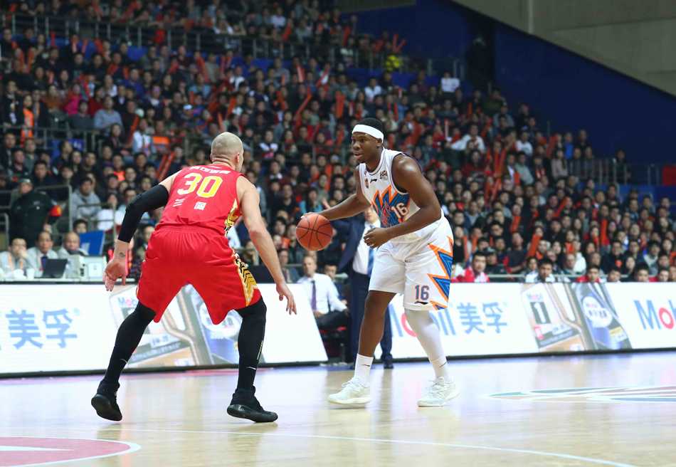 沪上风云:绝杀悬案与加时血战 深圳队外援帕戈投出争议一球后,神情呆滞地坐在场边,等待着裁判那决定命运的判罚