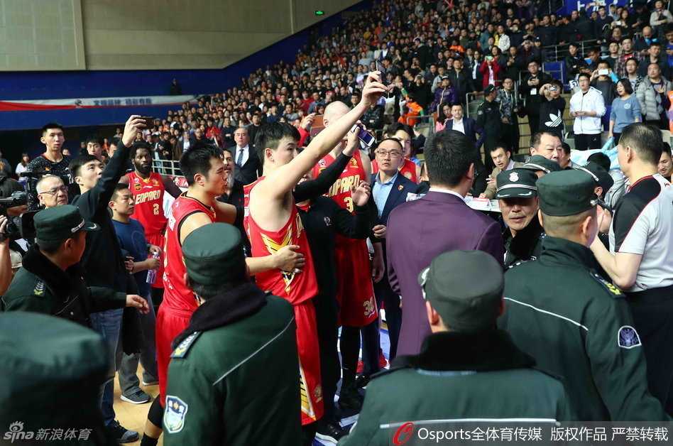 沪上风云:绝杀悬案与加时血战 上海队外援亚布塞莱在深圳队内线长人如林的禁区中,高高跃起准备完成一次势大力沉的进攻