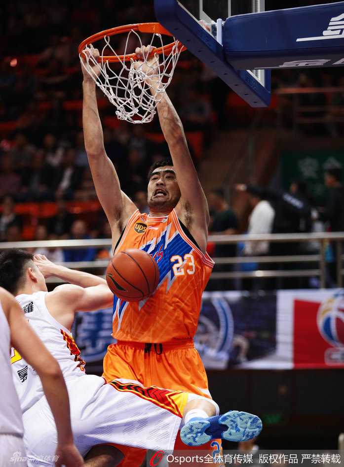 沪鲁对决经典瞬间回顾 弗雷戴特遭围堵张兆旭霸气震筐 上海队中锋张兆旭高高跃起,双手将球狠狠地砸进篮筐,展现出内线绝对的统治力,眼神中充满霸气。