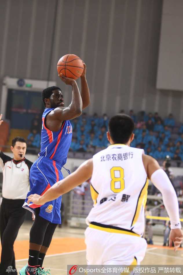 沪鲁对决经典瞬间回顾 弗雷戴特遭围堵张兆旭霸气震筐 山东队核心丁彦雨航持球面对防守球员,他眼神坚定,加速突破,准备杀入内线得分或制造犯规。
