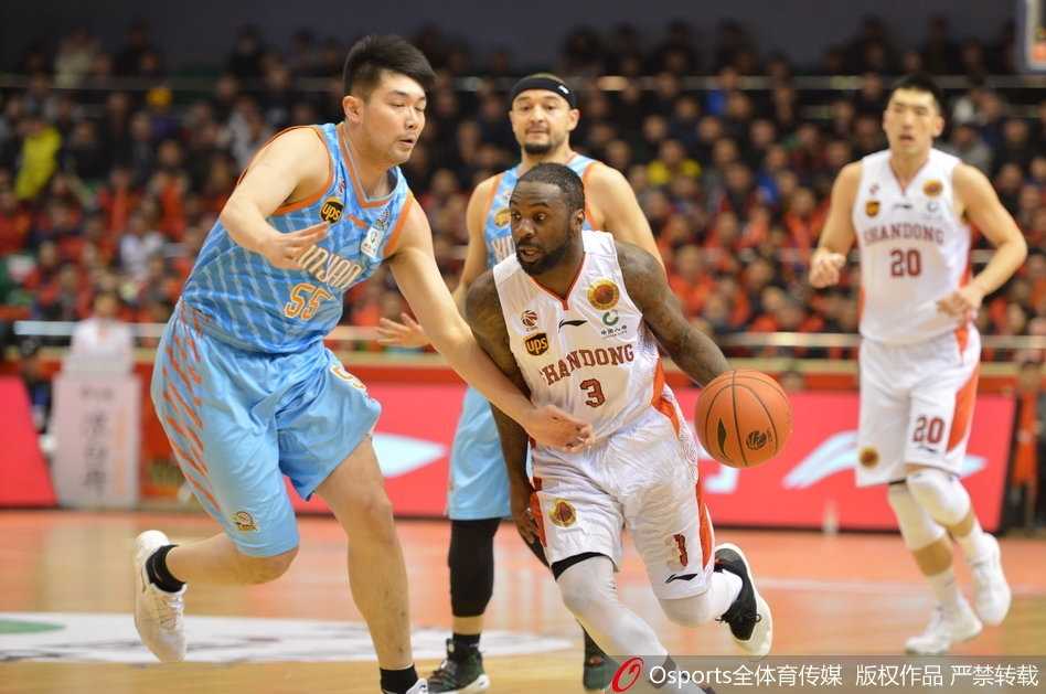 泉城上演复仇记:山东高速全民皆兵,力擒新疆广汇 张春军化身全能战士,抢下篮板后迅速发动反击,他的拼劲是山东队取胜的隐形引擎。