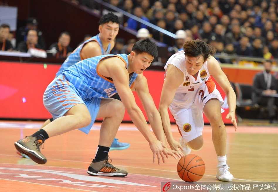 泉城上演复仇记:山东高速全民皆兵,力擒新疆广汇 丁彦雨航无视防守腾空上篮,空中对抗展现本土MVP的硬汉风采。