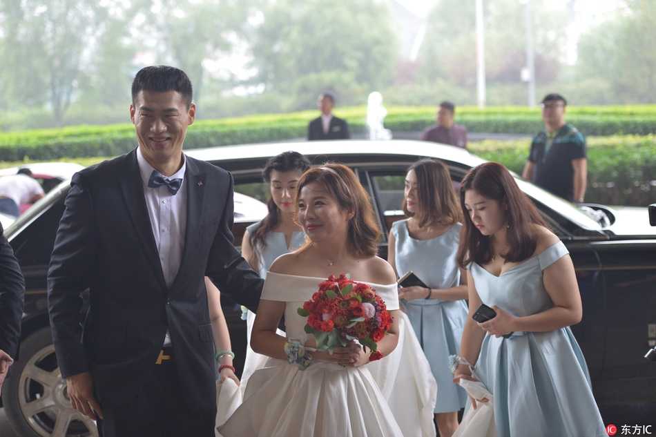 泉城十月迎佳期,山东男篮吴轲大婚爱子送戒指定格温馨 四位身材挺拔的伴郎围在吴轲身边,脸上带着笑容,他们不仅是球场上的得力战友,更是人生重要时刻的守护者,兄弟情谊尽显无遗。