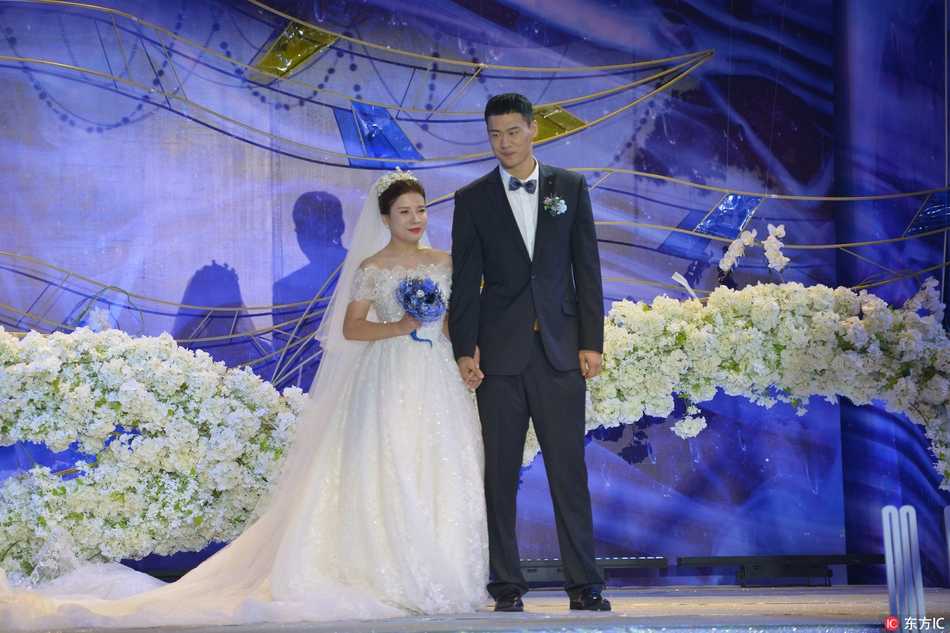 泉城十月迎佳期,山东男篮吴轲大婚爱子送戒指定格温馨 婚礼上最催泪的一幕,吴轲与妻子深情凝望爱子“十五”,小家伙手拿钻戒懵懂登场,吴轲温柔低头亲吻儿子,画面溢满浓浓的亲情与爱意。