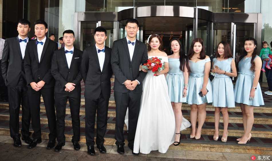 泉城十月迎佳期,山东男篮吴轲大婚爱子送戒指定格温馨 新郎吴轲身着笔挺西装,与身披唯美婚纱的妻子井毅甜蜜相依,两人脸上洋溢着藏不住的幸福笑容,仿佛整个世界都为他们的爱情静止。