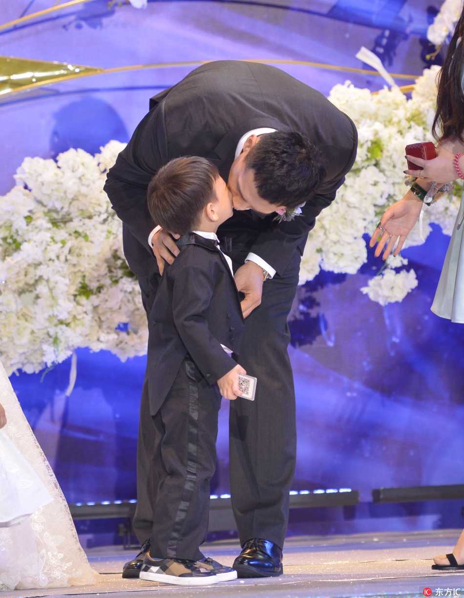 泉城十月迎佳期,山东男篮吴轲大婚爱子送戒指定格温馨 好友丁彦雨航手持话筒开起玩笑,身旁的吴轲开怀大笑,一旁的妻子也忍俊不禁,队友间的深厚情谊在欢声笑语中流淌,现场气氛轻松而热烈。