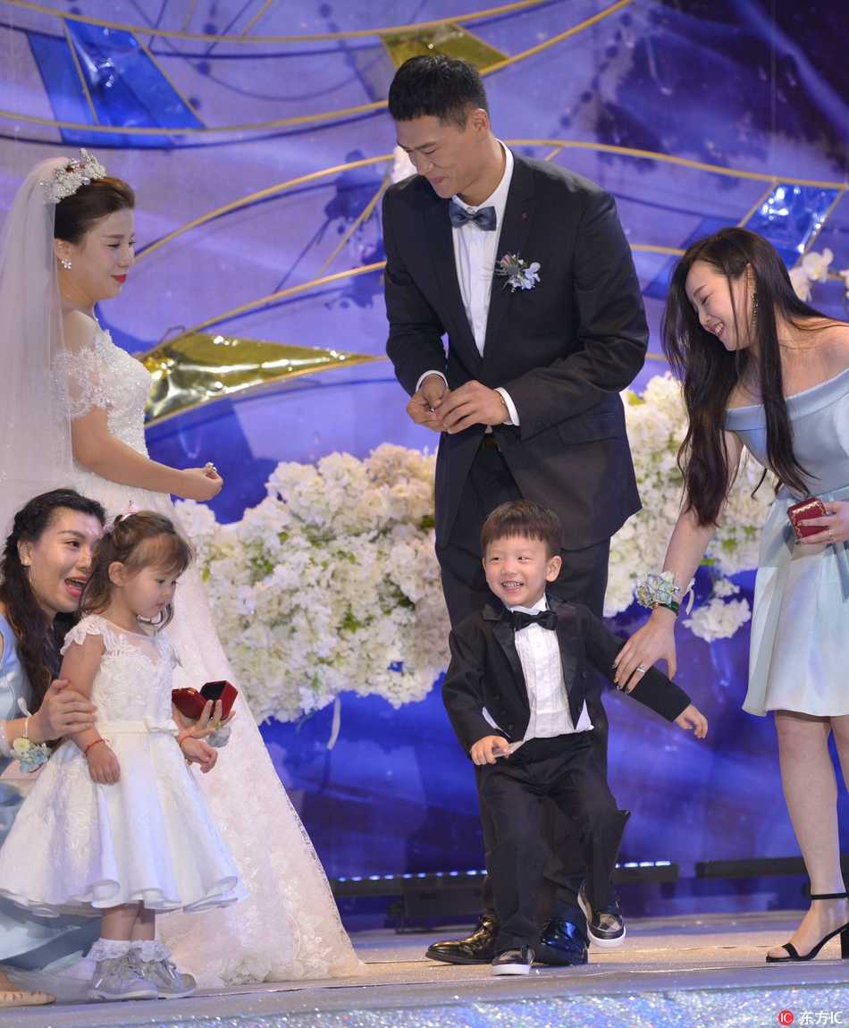 泉城十月迎佳期,山东男篮吴轲大婚爱子送戒指定格温馨 婚礼晚宴上,吴轲与爱妻共同举杯,向到场来宾致意,身后是巨大的水晶灯,杯中晶莹的酒液映照出两人对未来生活的美好憧憬。