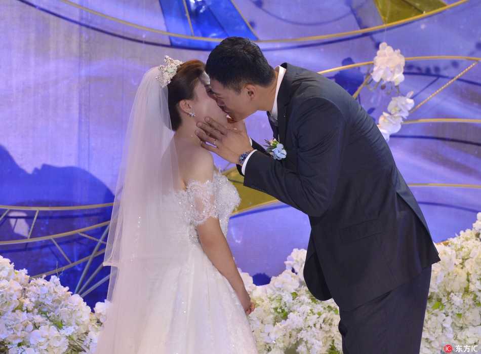 泉城十月迎佳期,山东男篮吴轲大婚爱子送戒指定格温馨 吴轲与妻子共同执刀切开多层婚礼蛋糕,两人相视一笑,甜蜜的氛围感染着在场的每一位宾客,象征着他们携手开启人生的甜蜜新篇章。